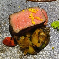 南青山エッセンス - ～二十四節気のランチコース「冬至」～：肉料理（足利マール牛の低温ロースト ワイン樽発酵味噌・桑の実2種のソース　野菜のオリーブ菜炒め添え）