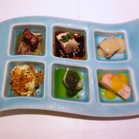 南青山エッセンス - ～二十四節気のランチコース「冬至」～：前菜の6種盛り合わせ（ヤシオマスの腐乳ソース、熊本産 天草大王のよだれ鶏、牛スネ肉の赤酢煮込み、水タコのパプリカソース、ホタテの湯引き花椒ソース、紅あずま 香草スパイスがけ）