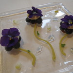 グリグリ - ブルーベリーと菫のデザート、ホワイトチョコレートとヨーグルト、菫の花の蜜と共に2
