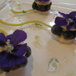 グリグリ - ブルーベリーと菫のデザート、ホワイトチョコレートとヨーグルト、菫の花の蜜と共に3