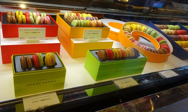 メニュー写真 2ページ目 : ピエール・エルメ・パリ Aoyama （PIERRE HERME PARIS） - 表参道/ケーキ | 食べログ