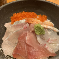 大漁市場 なるみ乃 薬院店 - まぐろ、カンパチ、タイ、エビ、とびっこなどが乗ってます