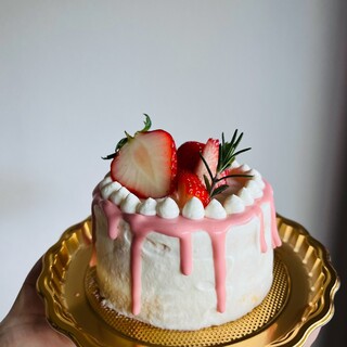Perfect for celebrating anniversaries and birthdays ◎ Seasonal fruit whole cake