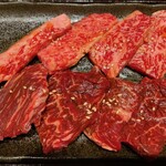 焼肉食堂 ニクヤノシゴト - 上　カルビ、下　ハラミ