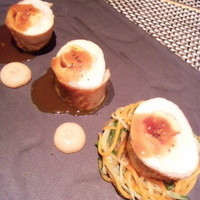 ビフトロ バイ ラ コクシネル - フォワグラを詰めた香り鶏胸肉　彩り野菜のソテーと5種の胡椒が香るソース