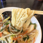 ラーメン食堂れんげ - 麺もしっかり平打ち麺