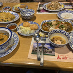 Tairyouriresutoran Namuchai Okazaki - 少し食べて居る間に全ての料理が並んでしまいました(⌒-⌒; )