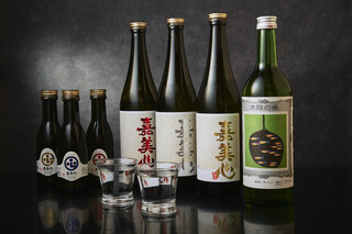 Koshitsu Kashikiri Shouwa Retoro Izakaya Tsudokko - 全国各地の蔵元から厳選した日本酒が勢ぞろい