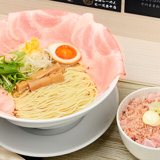 厳選した伸びにくい細麺やしっとりとしたレアのチャーシュー