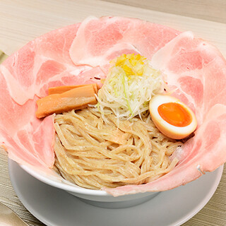 自慢のラーメンは、柚子を使ったあっさり系や鰹和だしの濃い口も