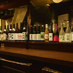 Koshitsu Kashikiri Shouwa Retoro Izakaya Tsudokko - 今日はどの日本酒にしようかな…そんな楽しみもある人気のカウンターです