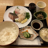 丸新 - ランチ　刺身定食　三種盛り（真鯛・帆立・サワラ）