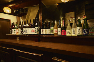 Koshitsu Kashikiri Shouwa Retoro Izakaya Tsudokko - 今日はどの日本酒にしようかな…そんな楽しみもある人気のカウンターです
