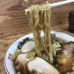 湘南の手前 - 自家製麺は極太ちぢれ麺