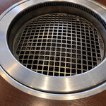 焼肉・冷麺 三千里 - 焼肉用のコンロがピカピカ！