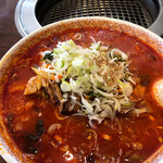 焼肉・冷麺 三千里 - 真っ赤なスープ。ネギの下にはたっぷり野菜とカルビがゴロゴロ！