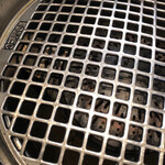 焼肉・冷麺 三千里 - 鉄製の網が綺麗に手入れされてる！