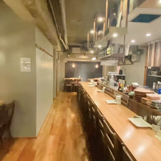 料理前のカウンター席。臨場感抜群のお席です♪