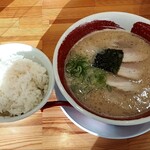 長浜ラーメン 麺王 - 料理写真:長浜ラーメン＆ごはん