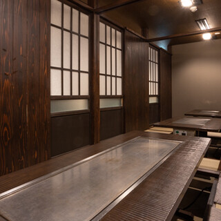 [Private rooms with sunken kotatsu] There is also an elegant garden inside the Japanese-style restaurant.
