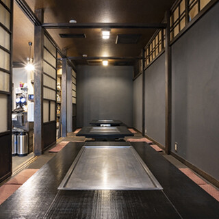 有固定腳爐單間在感受日式風情的空間裡悠閒地用餐