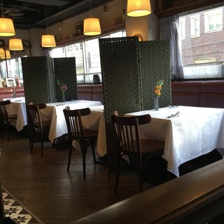 ゆっくり会話も楽しめる2階テーブル！