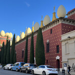 TXOT'S - ダリ美術館の外観