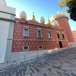 TXOT'S - ダリ美術館の外観