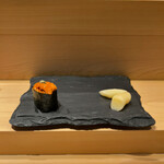 195716130 - 握り寿司は一貫一貫丁寧に。職人さんの技が光ります。