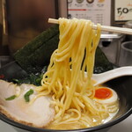 横浜らーめん 壱八家 - 斜めった麺リフト