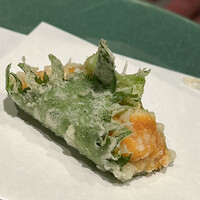 江戸前晋作 - 函館のムラサキウニを包んだ大葉揚げです。ウニは豊洲を通さず、産地からの直引きです