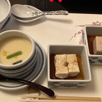 梅の花 銀座並木通店 - 小鉢は湯葉煮と嶺岡豆腐