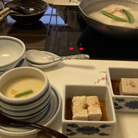 梅の花 銀座並木通店 - 奥は湯豆腐。小鉢と茶碗蒸し