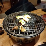 焼肉ざんまい - シロ焼いてます