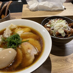 自家製麺 つきよみ - 特製ワンタン麺(しょうゆ)とチャーシュー丼