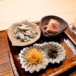 明寂 - ①とんぶり 蟹の内子　ちりめんホタテ②鮪漬け③氷魚（鮎の幼魚）