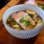 手打ちうどん さかもと - きのこ肉汁うどん(小盛250g@-50円)@税込1,150円：チャーシュー投入！