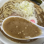 庵悟 - しっかりと六厘舎系の節が効いたぷーすー。その軸を大切に残し、味噌を和えている。ど濃厚味噌ラーメンを啜りたければ、ど味噌やくるまやラーメンに行くと良い。庵悟さんでは、「庵悟流」の節スープがあってこそ。