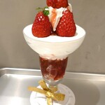 シルクレーム - 別の日のいちごパルフェ1,500円✨甘い苺に生クリーム、レモンゼリーと爽やかでリッチなパフェ♡