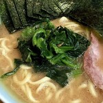 ラーメン 洞くつ家 - ほうれん草は多め。