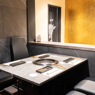 ビルの地下に広がるスタイリッシュな空間で贅沢な時間を過ごす