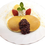 菊屋 - ヒルトンプラザ店限定！　菊屋のパンケーキ：もちっとふんわりした食感のパンケーキを菊屋特製の小豆餡と黒みつをあしらいました。アイスクリームにさっぱりとした甘味ときな粉の芳ばしさが何度も食べたくなる老舗和菓子屋特製の和風パンケーキ！