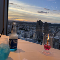 Restaurant SORA - 青色のコーラと赤のキャンドルで空の青と夕陽の赤のコントラストに…！！