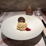 ラ シャッス - ❶蝦夷鹿リエット、茨城県笠間産和栗のモンブラン、蝦夷鹿とヒグマの背脂で作った自家製サラミ、ビーツのピューレ。