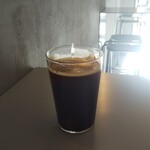 エヌ コーヒーアンドベイク - アメリカーノのアイスコーヒー(520円)