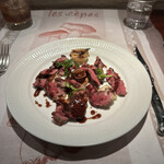 ラ シャッス - ❸ 占冠産ヒグマ10歳牝のモモ肉の炭火焼き。クマの骨から取った出汁、エストラゴン、ペッパー、赤ワインのソース。