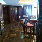 ビクターズ - 左がCompassRose、右がVictor'sという入り口（あまり境目が明確ではありません）