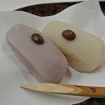 Waka Fe Puku Ichi - 紅白の御餅。こしあんと白餡入り。上に乗っているのは小豆粒。