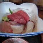 御食事処 うおえい - 刺し身はまぐろ、たこ、はまちの３種類でした