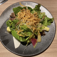 近江うし 焼肉 にくTATSU 青山本店 - TATSUサラダ（ハーフ）¥660
